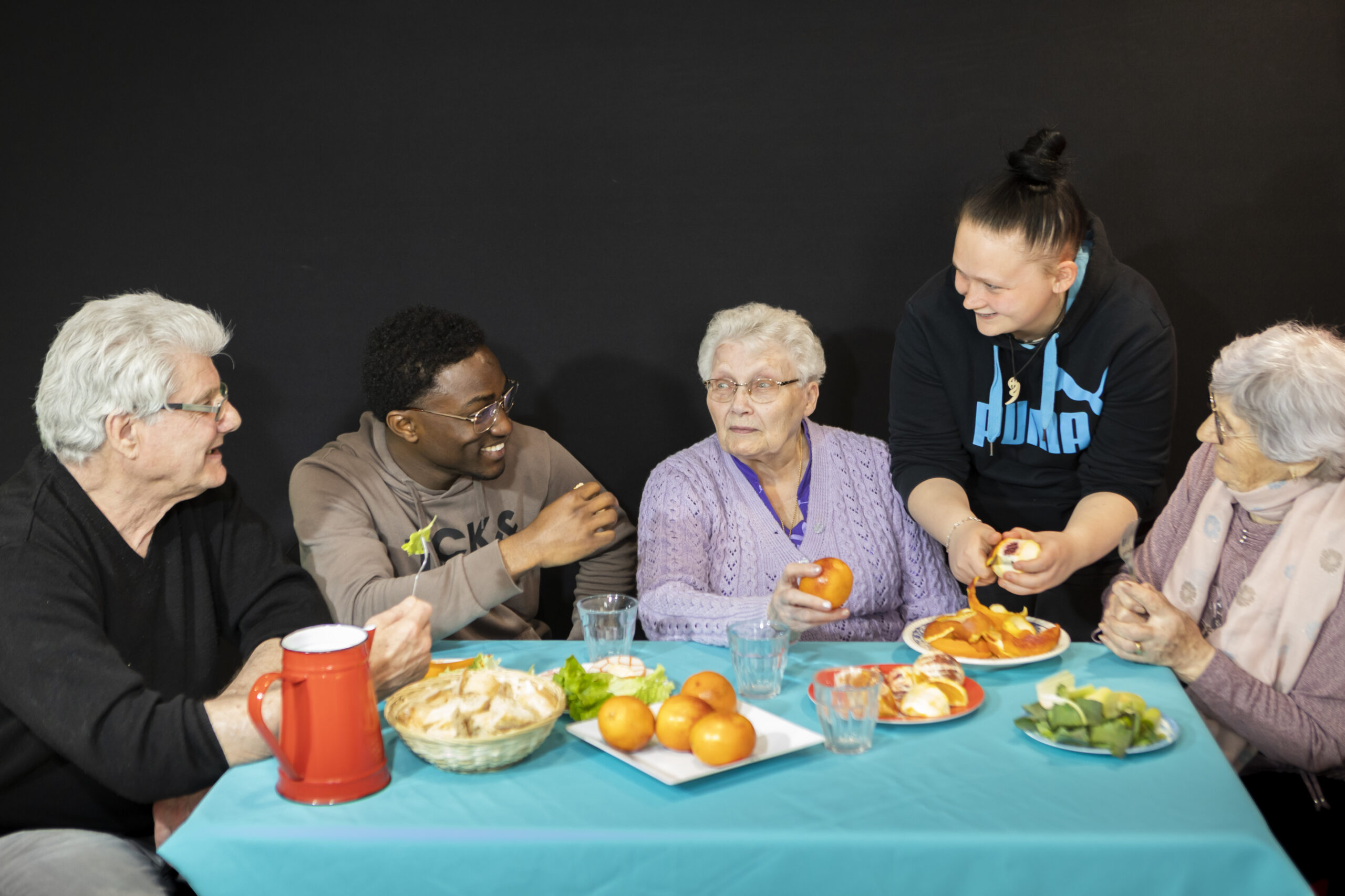 Participants réunis autour d'une table